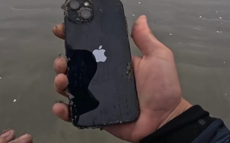 Jovem com detector de metais acha Iphone soterrado em Balneário Camboriú e devolve à dona