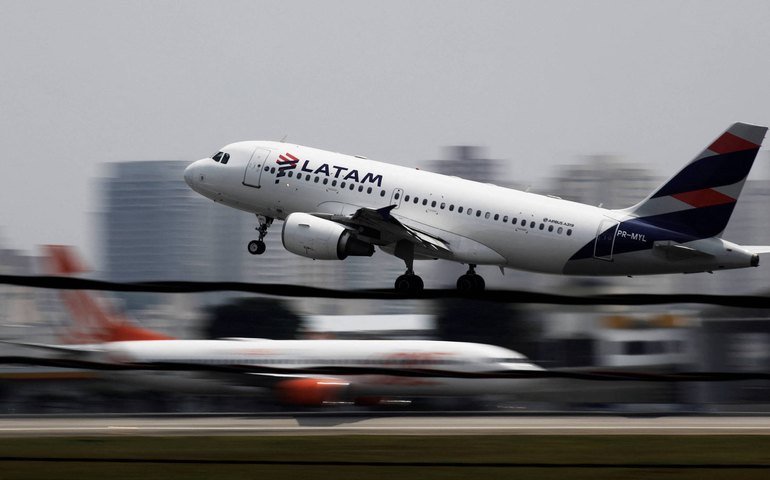 Esbarrão de comissária teria feito piloto empurrar controle do avião para baixo em voo da Latam, segundo jornal