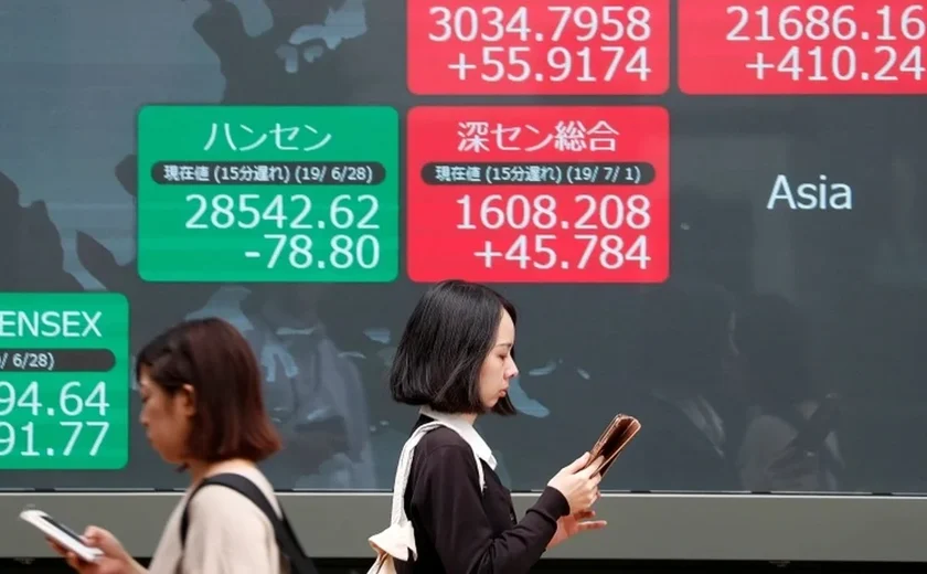 Bolsas da Ásia fecham em baixa, após BoJ anunciar plano de vender ETFs e à espera de Trump e Xi