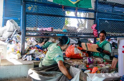 Com PEVs e parceria de cooperativas, Slum incentiva coleta seletiva
