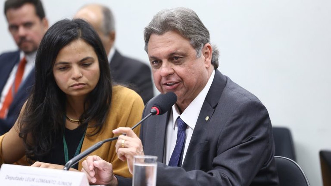 Comissão de Constituição e Justiça aprova proposta que regulamenta profissão de coletor de lixo