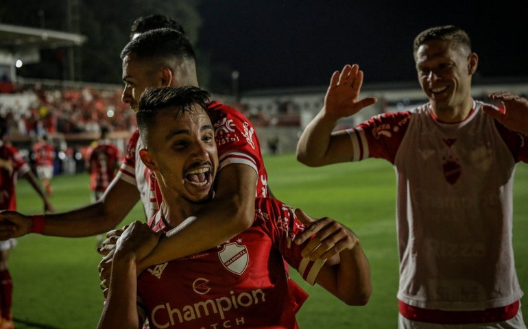 Relaxado após o título na Série B, Cruzeiro perde para o Vila Nova-GO por 1 a 0