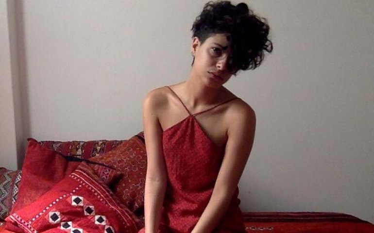 Quem é Julia Anquier, filha de Débora Bloch que casou com cantora