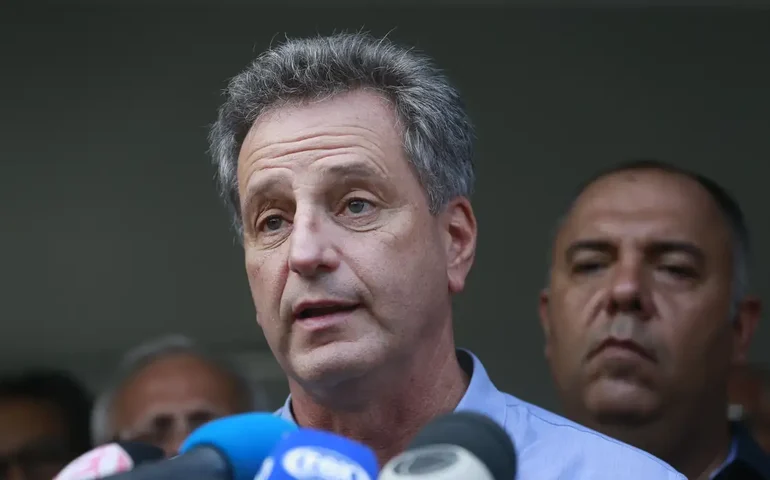 Ex-BBB Fani tieta Rodolfo Landim, presidente do Flamengo, em jogo contra o Nova Iguaçu