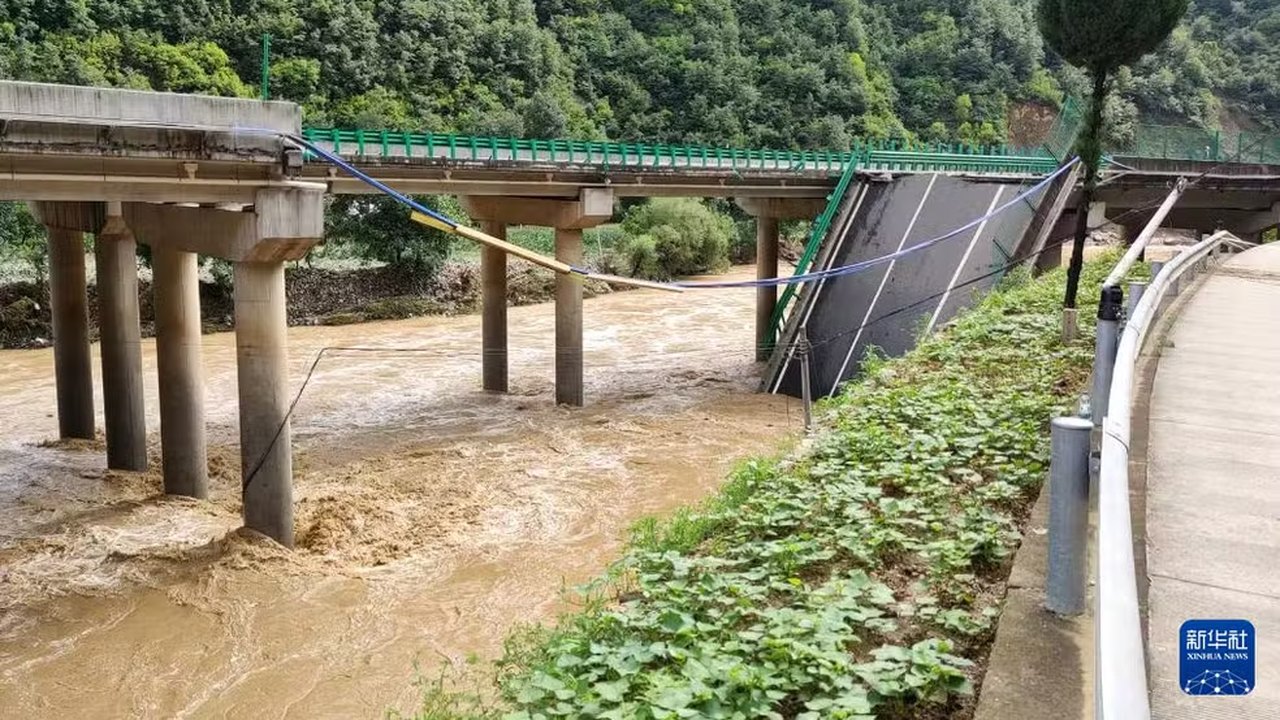 Desabamento de ponte na China após fortes chuvas mata 11 pessoas