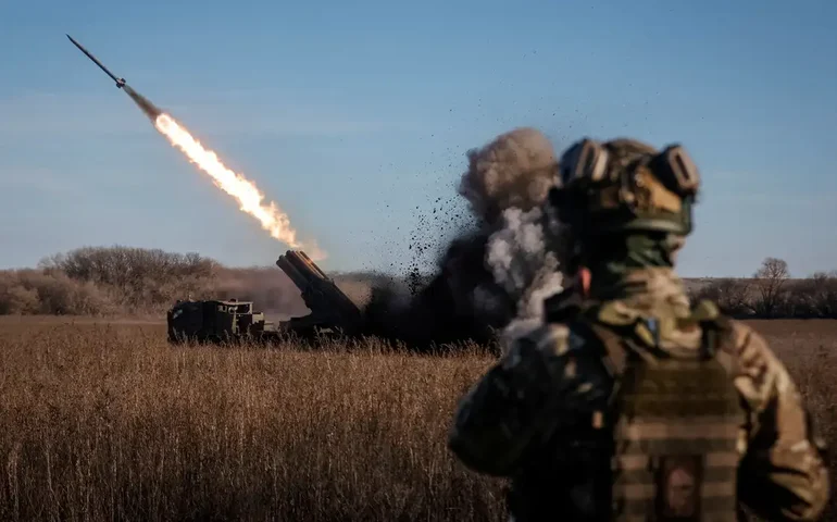 Diante de ofensiva russa, Ucrânia ordena a retirada de menores da região de Donetsk