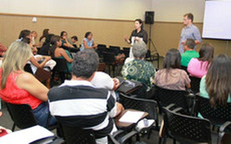 Seminário discute banco de questões para exames da Educação de Jovens e Adultos