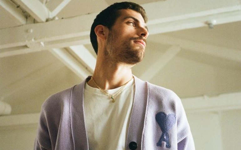 Francês Oscar Anton viaja o mundo buscando artistas para gravar músicas