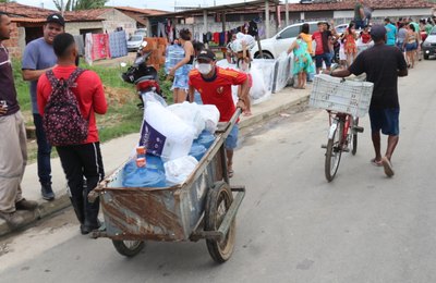 Marechal realiza entrega de cestas básicas, colchões, cobertores e água para os bairros afetados pelas chuvas
