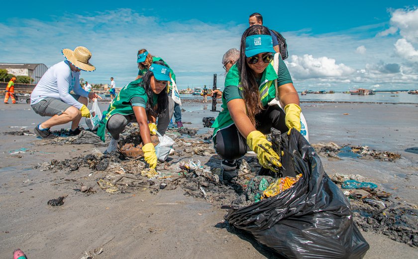 Projeto Praia Limpa faz mutirão de limpeza na Ponta Verde, neste sábado (15)