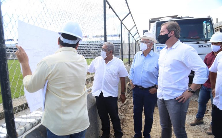 Prefeito Rogério Teófilo visita mais uma etapa da obra de modernização do estádio municipal