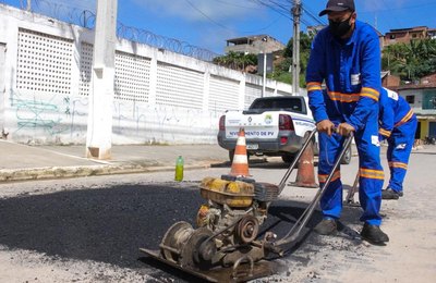 Operação tapa-buraco realiza recapeamento em ruas e avenidas de Maceió