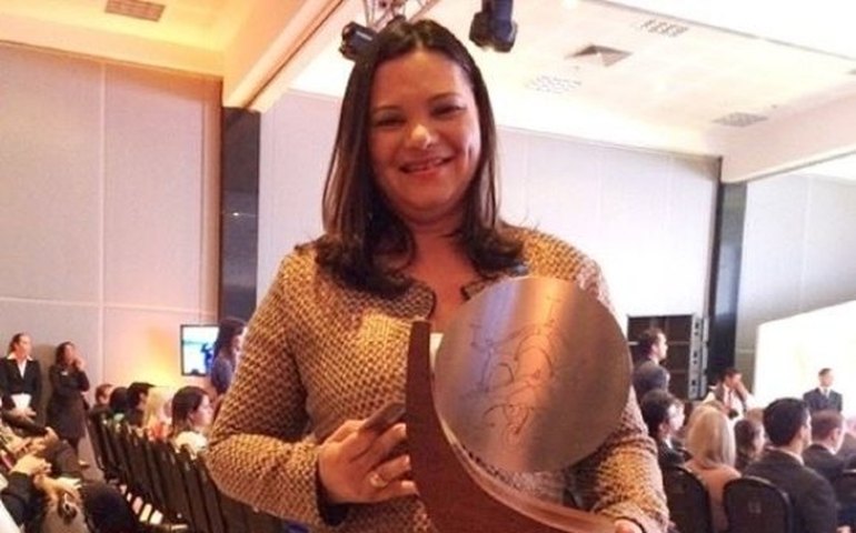 Premiada, egressa da Uneal destaca papel da instituição na carreira