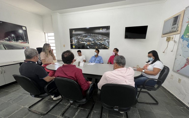 Superintendente Camila Porciúncula se reúne com técnicos da Sima