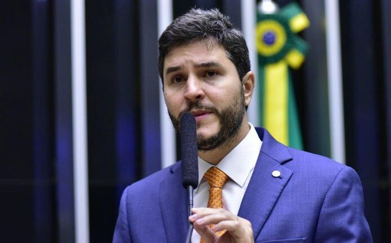 Avião com parlamentares faz pouso forçado e pega fogo em distrito de Porto Velho