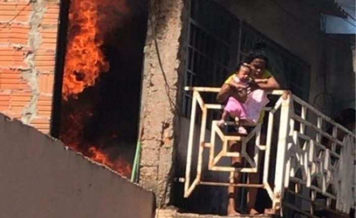 Fogo destruiu a casa, que fica no bairro Novo Mato Grosso, em Cuiabá