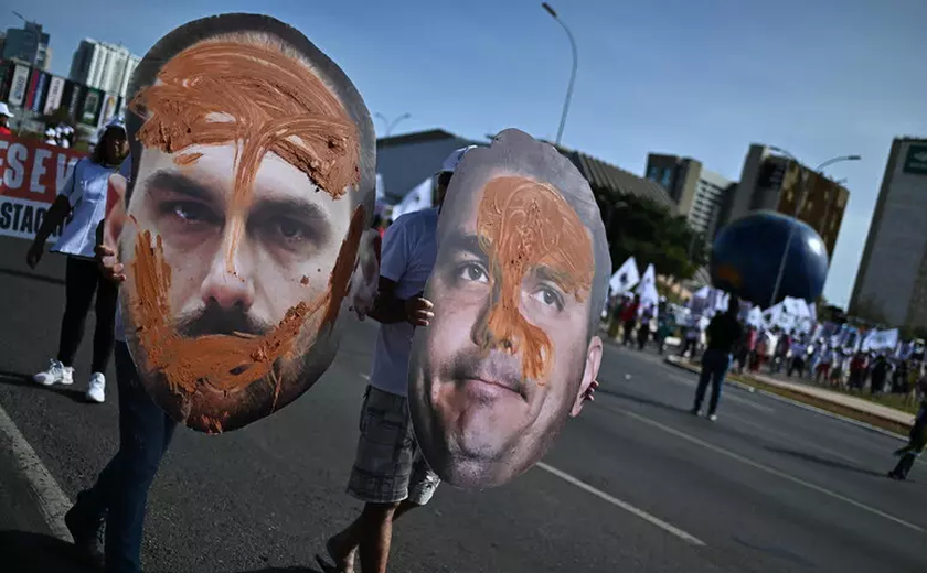 'Brasil não é mais uma democracia', diz Eduardo Bolsonaro