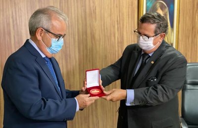 Presidente do TCE/AL recebe Medalha do Mérito Judiciário e o Diploma de Honra 