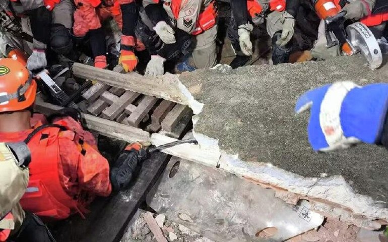 Desabamento de casa deixa criança morta e dois adultos feridos no Rio