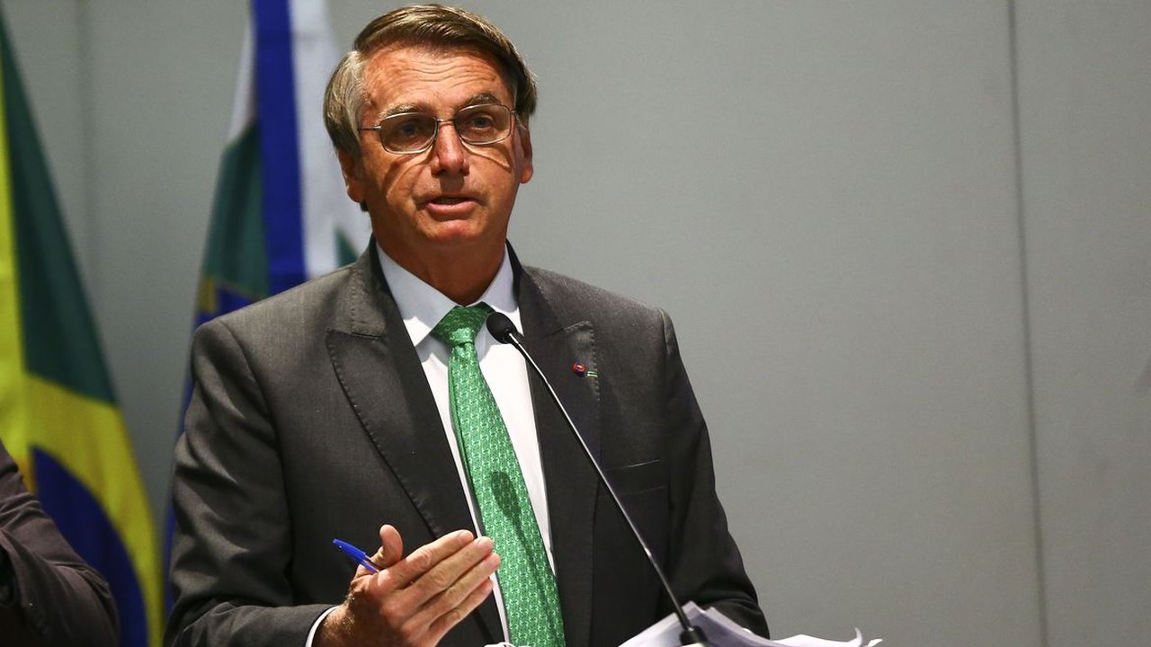 Bolsonaro diz que não manda na Petrobras, mas que faz o que pode