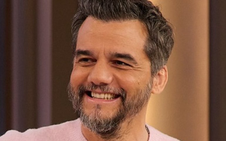 Wagner Moura fala da família em entrevista com Drew Barrymore: 'Ser pai é o que me define'