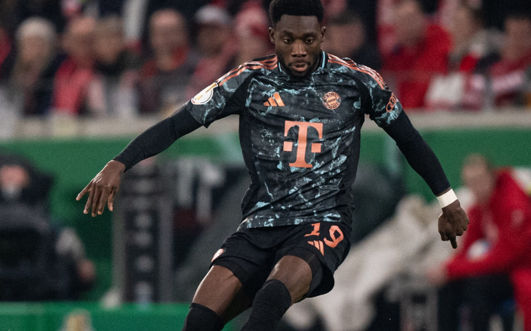 Cotado no Real, Alphonso Davies renova com Bayern de Munique até 2030