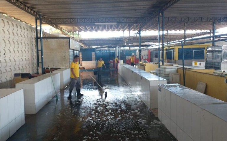 Serviços de limpeza são executados no mercado do Benedito Bentes