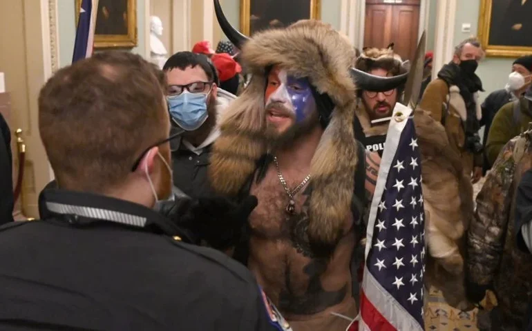 'Panda da sedição' que invadiu o Capitólio em janeiro de 2021 é condenado, nos EUA