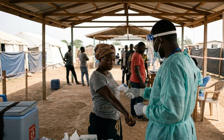 Epidemia de ebola coloca dez países africanos em alerta, aponta agência