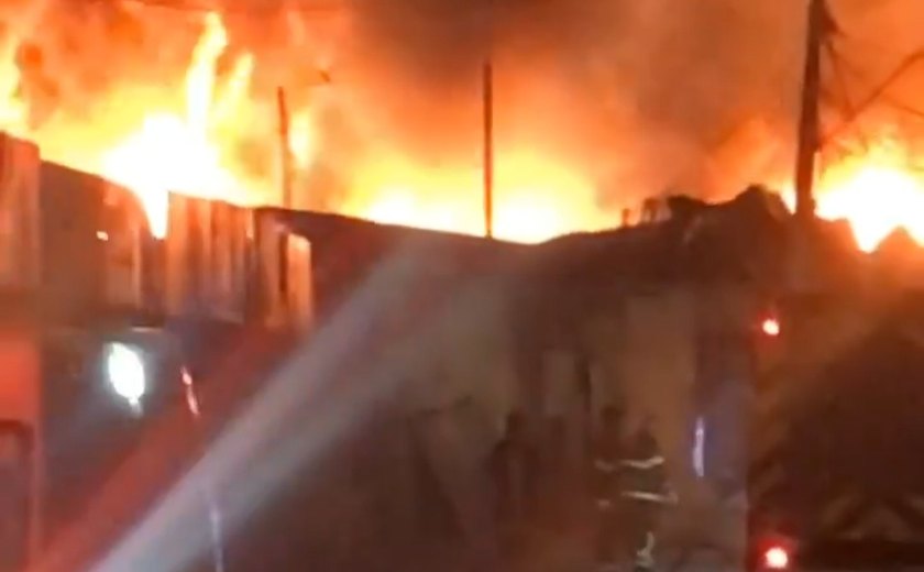 Fogo consome material plástico no antigo lixão de Maceió