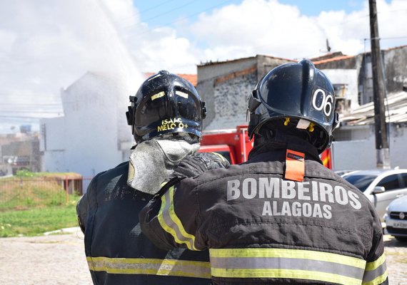 Vazamento de gás veicular causa incêndio em galpão no bairro Clima Bom, em Maceió