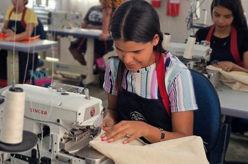 Singer doa 15 máquinas de costura industriais para projeto no sertão de Pernambuco