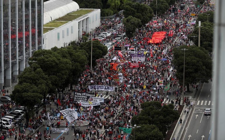 Políticos de oposição destacam protestos contra Bolsonaro nas redes sociais