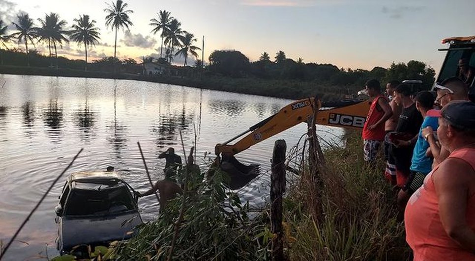 Carro cai em viveiro de camarão no município de Santo Amaro das Brotas