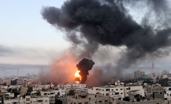 Ataques aéreos de Israel na cidade de Gaza derrubaram três edifícios neste domingo