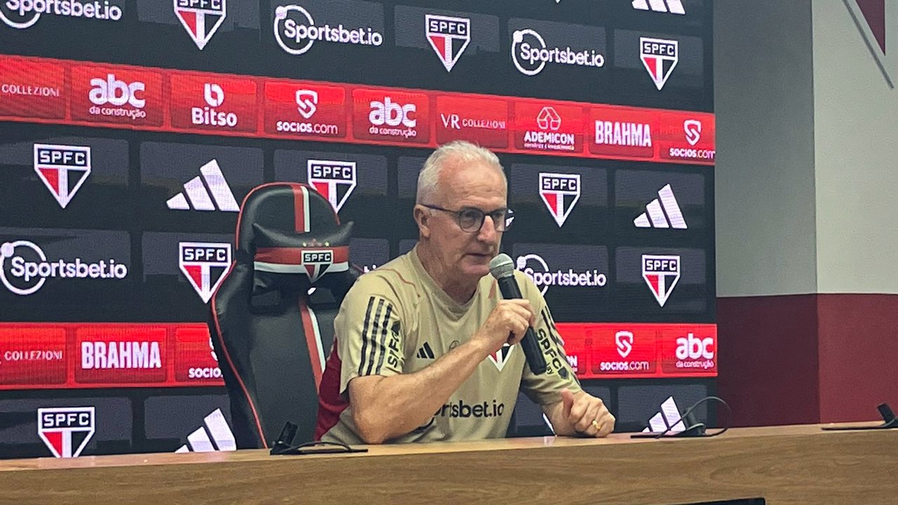 Dorival Júnior 'rege' hino do São Paulo com orquestra ao lado de João Carlos Martins
