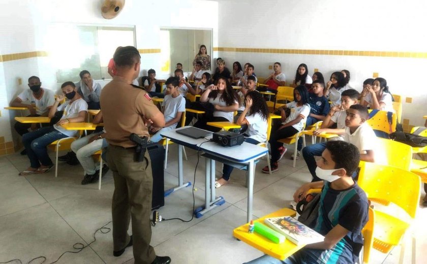 Estudantes de escolas da Semed Penedo recebem orientações por meio de palestras