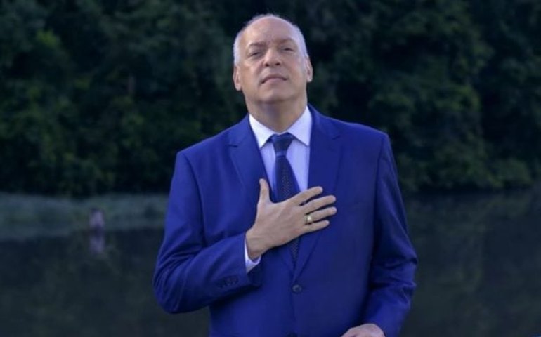 Quem é o pastor Eduardo Costa, visto de peruca e calcinha durante 'investigação'