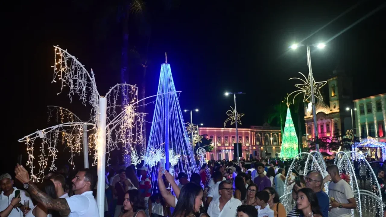 Réveillon de Penedo reúne multidão, valoriza artistas locais e emociona com espetáculo de fogos no Rio São Francisco