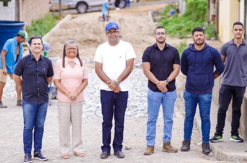 Prefeita Tia Júlia inspeciona obras de pavimentação e drenagem no Canaã