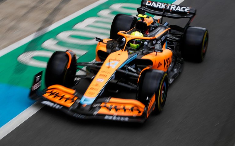 McLaren festeja 1ª fila no GP da Inglaterra e brinca com pole de Verstappen: 'estraga tudo'