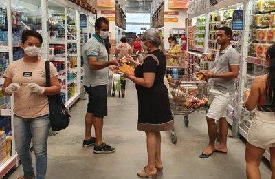 Secretaria de Saúde e Procon Arapiraca orientam clientes de supermercados sobre cuidados durante pandemia