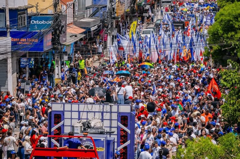 Ao lado de Renan e Yale, Daniel Barbosa é recebido por milhares de pessoas em Arapiraca