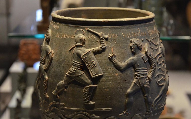 Peça de cerâmica com 1.800 anos revela lutas de gladiadores na Britânia Romana (FOTOS)