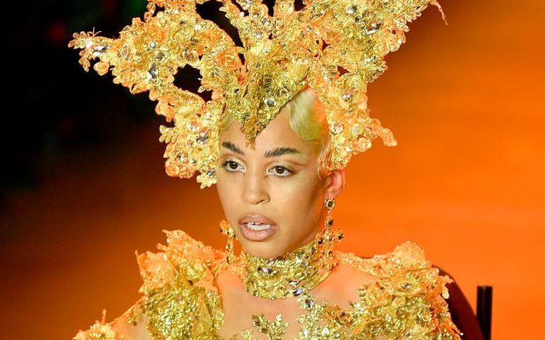 Modelo com distrofia muscular desfila na Semana de moda de Nova York