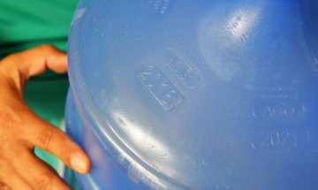 Nos garrafões ou garrafas de água mineral deve constar o prazo de validade (Fotos: Carla Cleto)