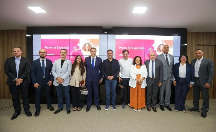 O presidente Paulo Câmara (5º da fila, da esquerda para a direita), o diretor Financeiro e de Crédito, Wanger de Alencar Rocha (9º da fila, da esquerda para a direita), e o superintendente do Crediami