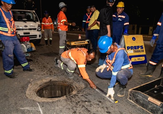 Operação Tampa Bueiro segue em Maceió com manutenção noturna em avenidas centrais