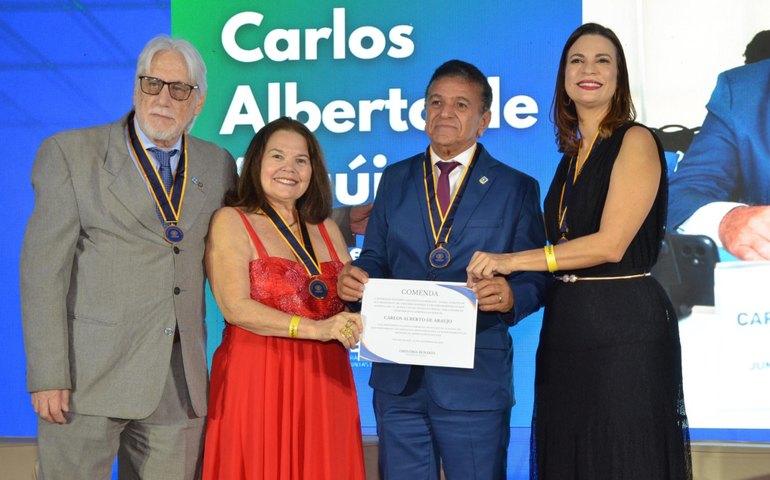 Vice-presidente da Juceal é homenageado com comenda durante encontro nacional