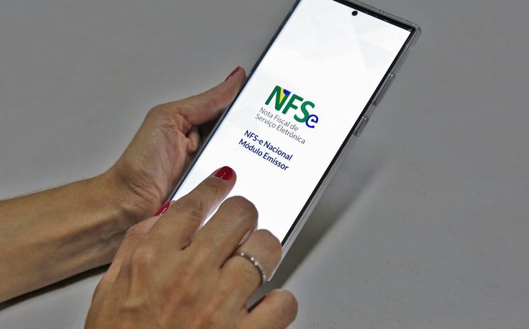 Fila do INSS volta a crescer e alcança recorde em 2024